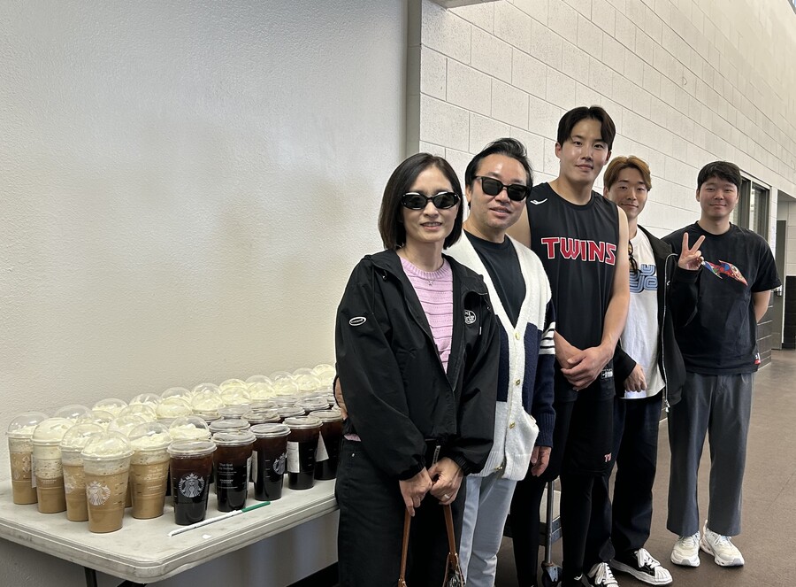 ▲ 애틀랜타에서 애리조나로 날아와 LG 트윈스 캠프에 커피를 선물한 이준 씨 가족. 투수조장 임찬규가 대표로 선물을 받았다.ⓒ LG 트윈스