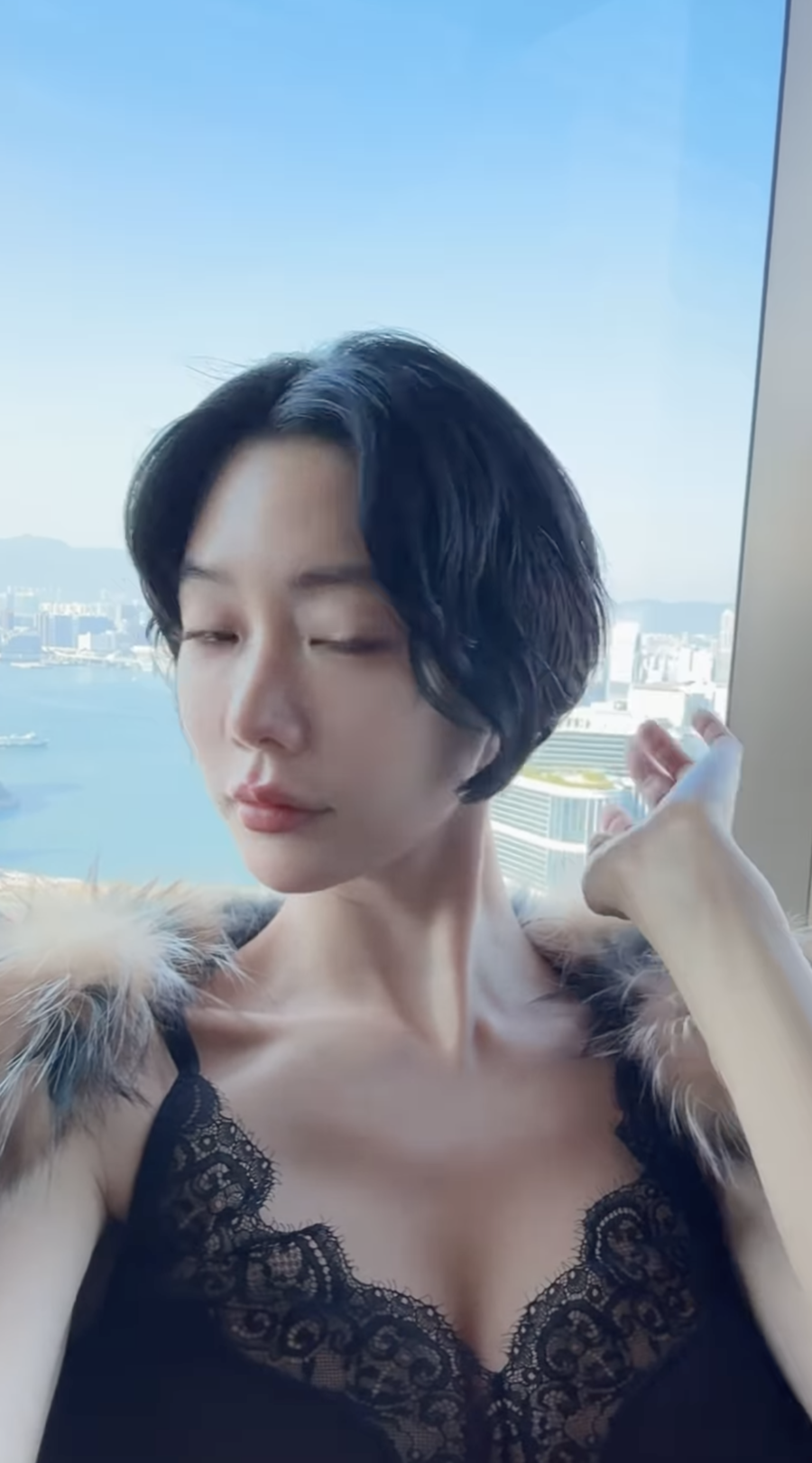 클라라는 '자아도취 중'… 파격적 숏컷과 몸매 드러난 란제리 룩 공개