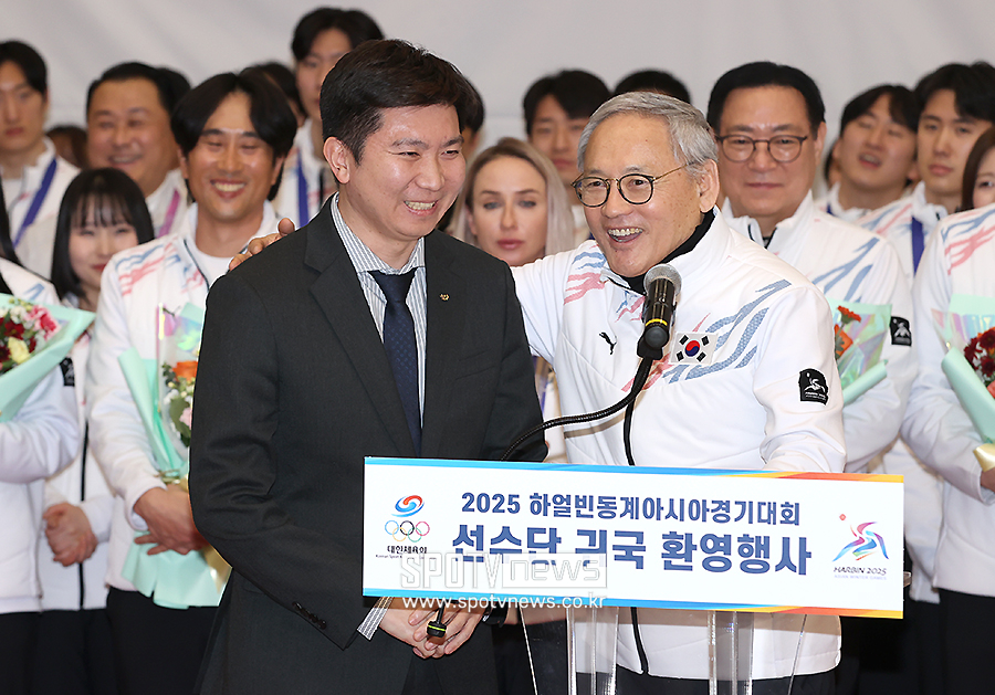 [포토S] 선수단 환영하는 유승민 당선인-유인촌 장관