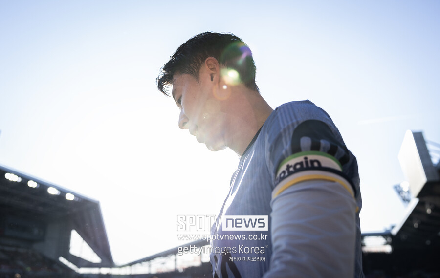 '태업 중인 손흥민, 주장 완장 뺏어야' 어이상실 비판, 감독이 직접 나섰다…"SON은 모든 부분에서 모범"