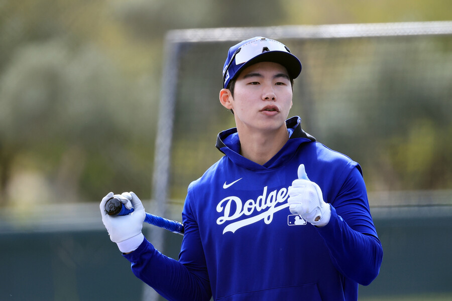 ▲ 미국프로야구 메이저리그(MLB) 첫 시즌을 준비하는 로스앤젤레스 다저스 김혜성이 16일(현지시간) 다저스 스프링캠프가 열리고 있는 미국 애리조나주 글렌데일 캐멀백 랜치에서 배팅 케이지에 들어갈 순서를 기다리며 유격수 무키 베츠를 향해 엄지를 들어올려 보이고 있다. ⓒ연합뉴스