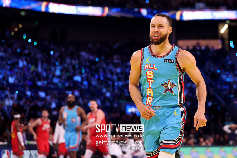 '하프라인에서 3점슛' 커리, NBA 첫 '토너먼트 올스타전'서 우승 이끌었다…MVP까지 획득