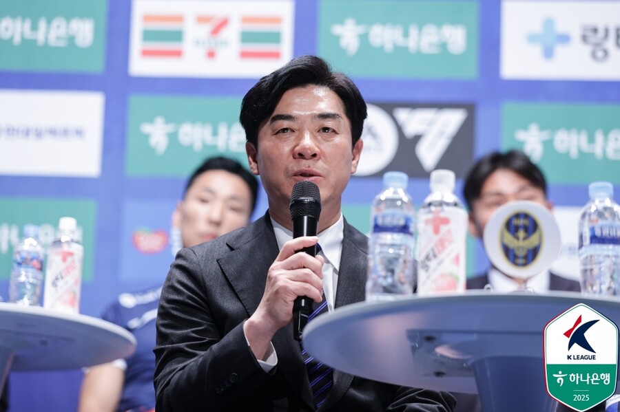 ▲ 19일 오후 서울 마포구 누리꿈스퀘어에서 하나은행 K리그2 2025 개막 미디어데이가 열렸다. 총 14개 팀의 감독과 선수가 참석한 미디어데이에서 인천 유나이티드와 수원 삼성이 승격 유력 후보로 평가를 받았다. ⓒ 한국프로축구연맹
