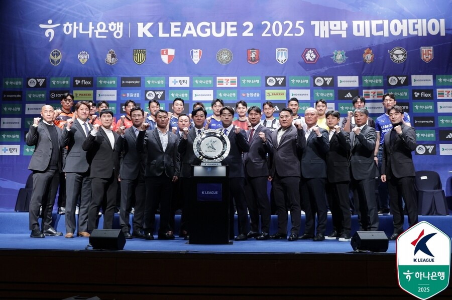 ▲ 19일 오후 서울 마포구 누리꿈스퀘어에서 하나은행 K리그2 2025 개막 미디어데이가 열렸다. 총 14개 팀의 감독과 선수가 참석한 미디어데이에서 인천 유나이티드와 수원 삼성이 승격 유력 후보로 평가를 받았다. ⓒ 한국프로축구연맹