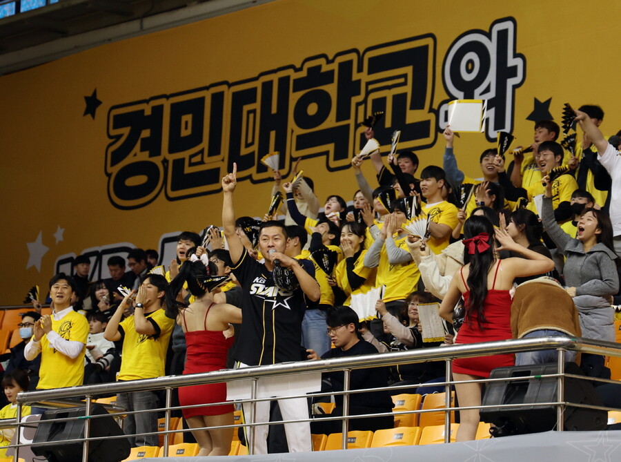▲ KB손해보험 팬들이 열렬히 응원하고 있다. ⓒKB손해보험 스타즈