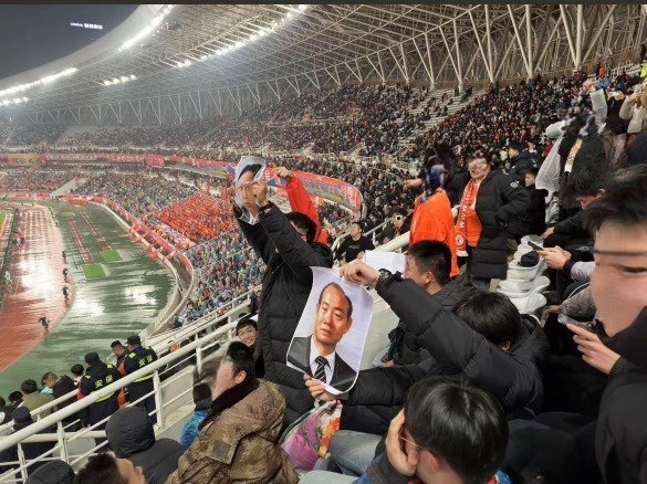 ▲ 산둥 타이산의 ACLE 기권 배경으로 꼽히는 지난 광주FC와의 홈 경기, 일부 산둥 팬이 역사적으로 광주의 연고인 광주광역시에 아픔을 안긴 전두환 씨 사진을 들고 흔들었던 것으로 확인 됐다. ⓒ광주FC