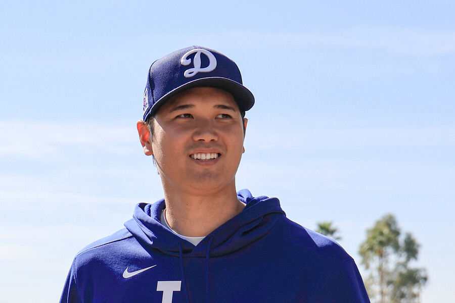 ▲ 미국프로야구 메이저리그(MLB) 로스앤젤레스 다저스 오타니 쇼헤이가 19일(현지시간) 다저스 스프링캠프가 열리고 있는 미국 애리조나주 글렌데일 캐멀백 랜치에서 사사키 로키 등 다저스 투수들의 라이브 피칭을 지켜본 뒤 이동하고 있다.