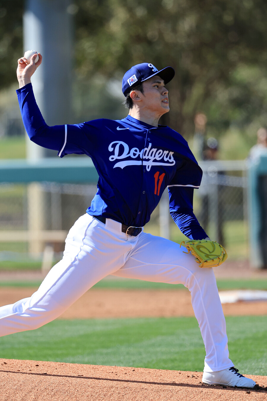 ▲ 미국프로야구 메이저리그(MLB) 첫 시즌을 준비하는 로스앤젤레스 다저스 우완 투수 사사키 로키가 19일(현지시간) 다저스 스프링캠프가 열리고 있는 미국 애리조나주 글렌데일 캐멀백 랜치에서 라이브 피칭하고 있다.  ⓒ연합뉴스
