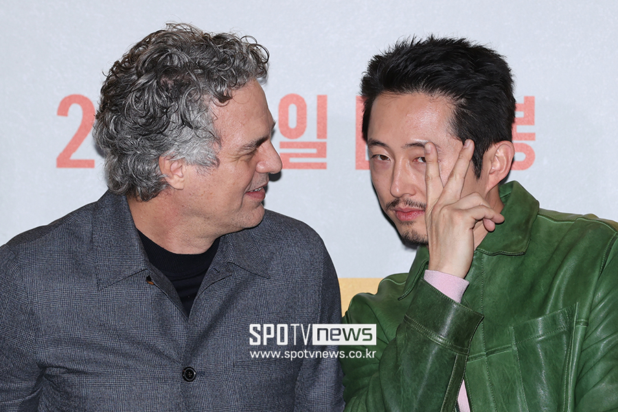 [포토S] 스티븐 연 바라보는 마크 러팔로