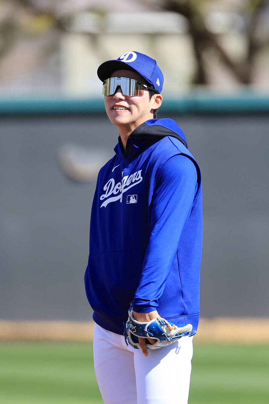 ▲ 미국프로야구 메이저리그(MLB) 첫 시즌을 준비하는 로스앤젤레스 다저스 김혜성이 19일(현지시간) 다저스 스프링캠프가 열리고 있는 미국 애리조나주 글렌데일 캐멀백 랜치에서 내야 수비 훈련을 하고 있다. 김혜성 뒤로는 토미 에드먼과 크리스 테일러. ⓒ연합뉴스