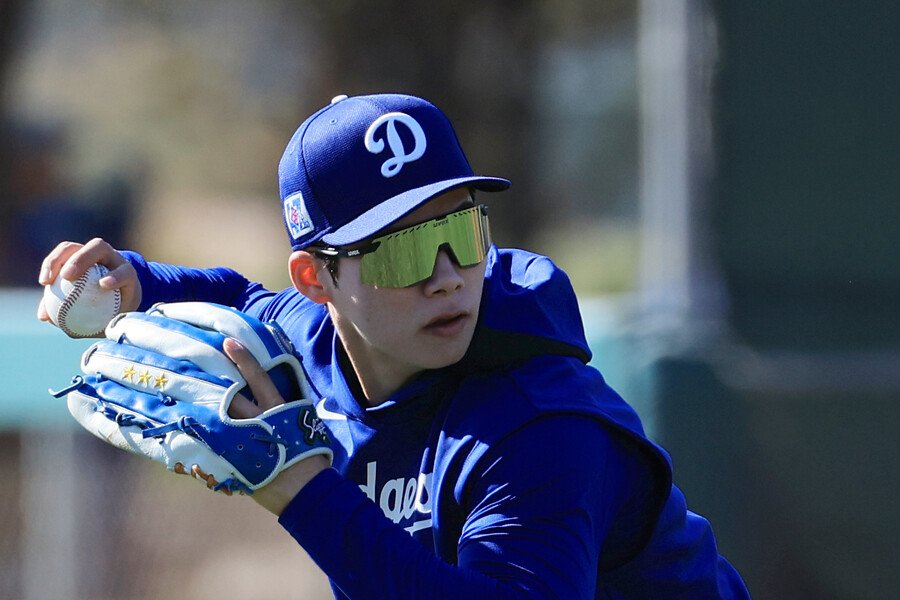 ▲ 미국프로야구 메이저리그(MLB) 첫 시즌을 준비하는 로스앤젤레스 다저스 김혜성이 19일(현지시간) 다저스 스프링캠프가 열리고 있는 미국 애리조나주 글렌데일 캐멀백 랜치에서 내야 수비 훈련을 하고 있다.  ⓒ연합뉴스