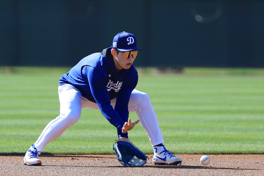 ▲ 미국프로야구 메이저리그(MLB) 첫 시즌을 준비하는 로스앤젤레스 다저스 김혜성이 19일(현지시간) 다저스 스프링캠프가 열리고 있는 미국 애리조나주 글렌데일 캐멀백 랜치에서 내야 수비 훈련을 하고 있다. ⓒ연합뉴스