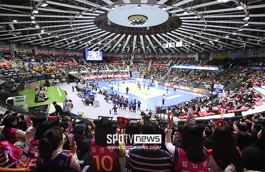 [포토S] '배구여제' 김연경 은퇴 투어, 평일 6천석도 매진