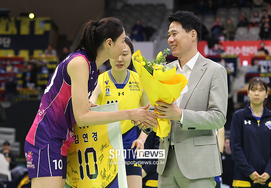 [포토S] 강성형 감독, 김연경에게 꽃다발 전달