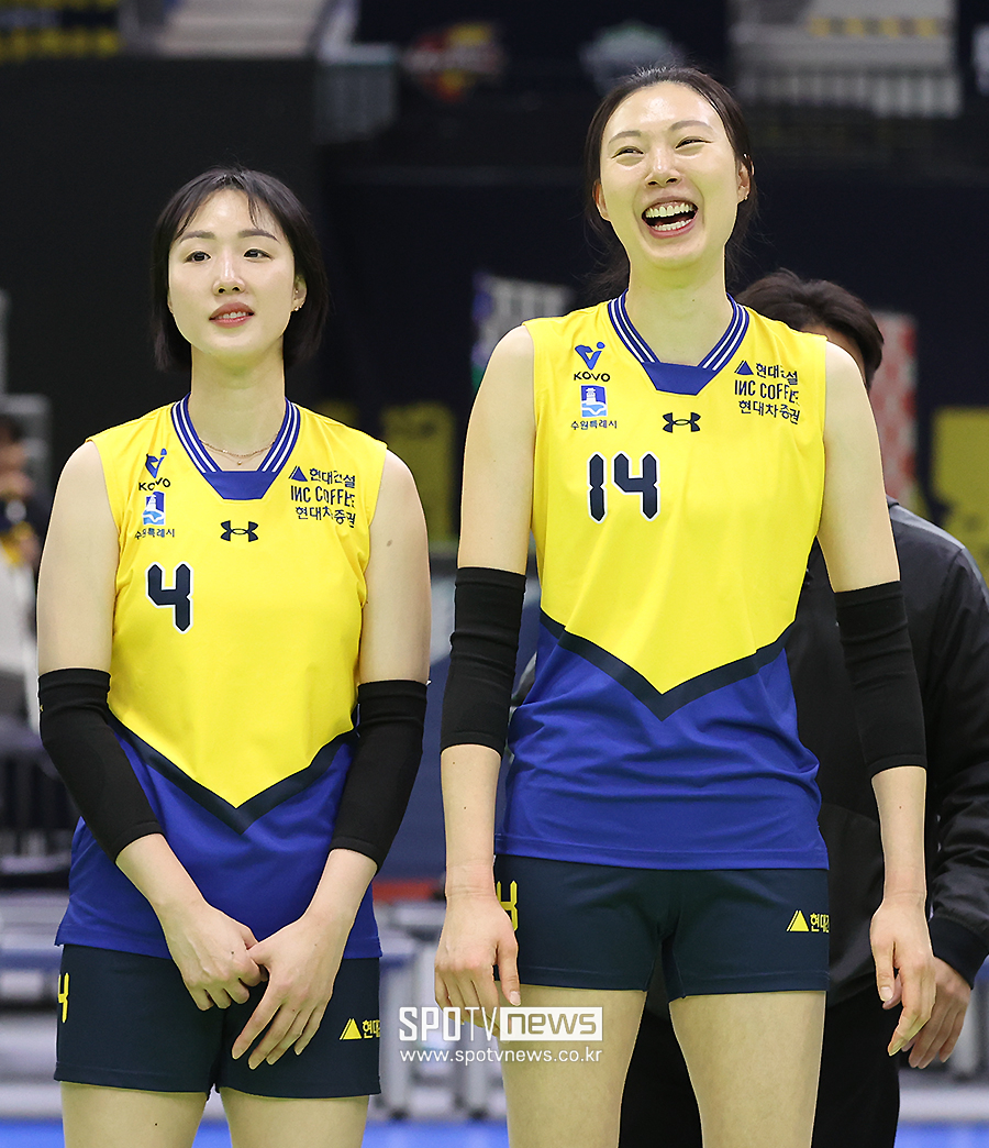 [포토S] 쑥스러워하는 김연경 바라보며 빵 터진 양효진