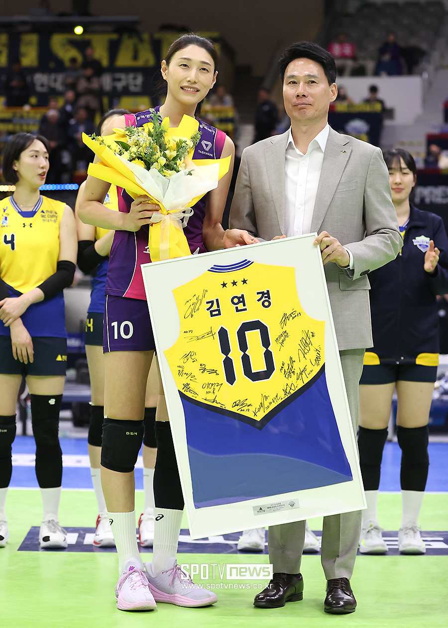 [포토S] '은퇴 투어' 김연경, 강성형 감독과 기념 촬영