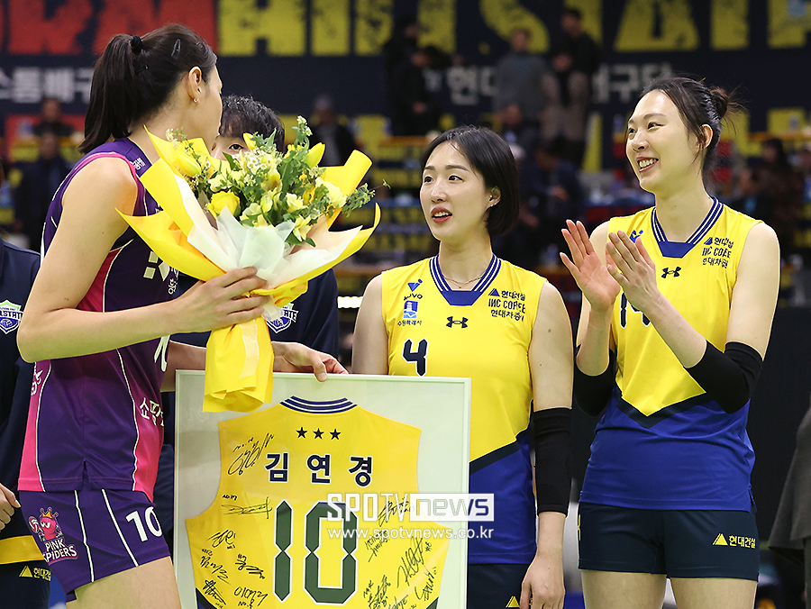 [포토S] 김연경 축하하는 황연주-양효진