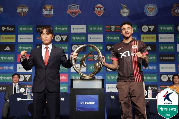 ▲ FC서울 김기동 감독과 FC안양 유병훈 감독은 개막 미디어데이에서 연고지 논란을 두고 "연고 복귀"와 "연고 이전"으로 명확한 시각 차이를 드러내며 말싸움을 벌였다. ⓒ한국프로축구연맹