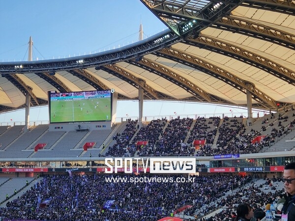 ▲ FC안양은 5천여 원정 응원 팬이 몰려와 응원했다.