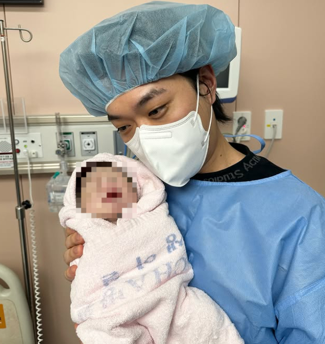 비와이, 둘째 품에 안았다 "세상아, 도하에게 온 걸 환영한다" 행복