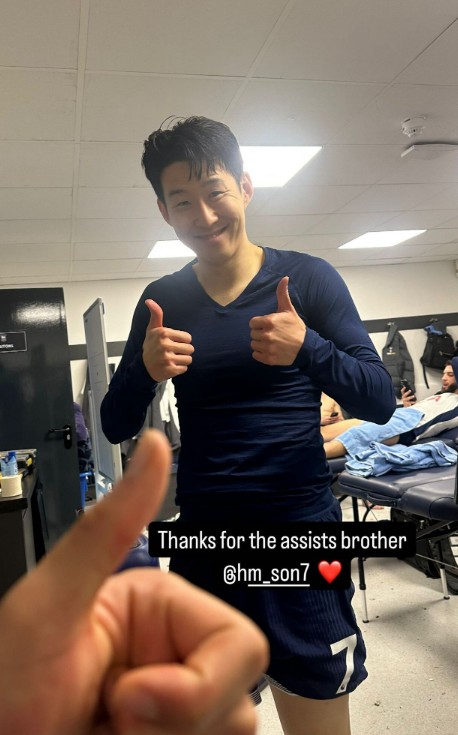 "쏘니 형, 고마워요!" 감사 표하자 '쌍따봉'으로 화답한 캡틴...여전한 동료들 신뢰→주장 자격 있었다