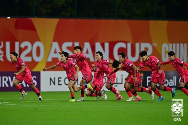 ▲ 한국 20세 이하(U-20) 축구대표팀이 23일 오후(한국시간) 중국 선전의 유소년 축구 트레이닝 베이스에서 열린 2025 아시아 축구연맹(AFC) U-20 아시안컵 8강 우즈베키스탄전에서 연장 120분까지 3-3으로 비긴 뒤 승부차기에서 3-1로 이겨 4회 연속 4강에 올랐다.  ⓒ대한축구협회