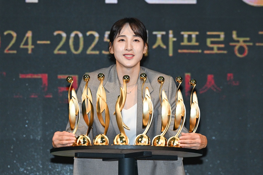 우리은행 김단비, 여자농구 시상식 8관왕 "위성우 감독 최고의 작품이 되고 싶다"