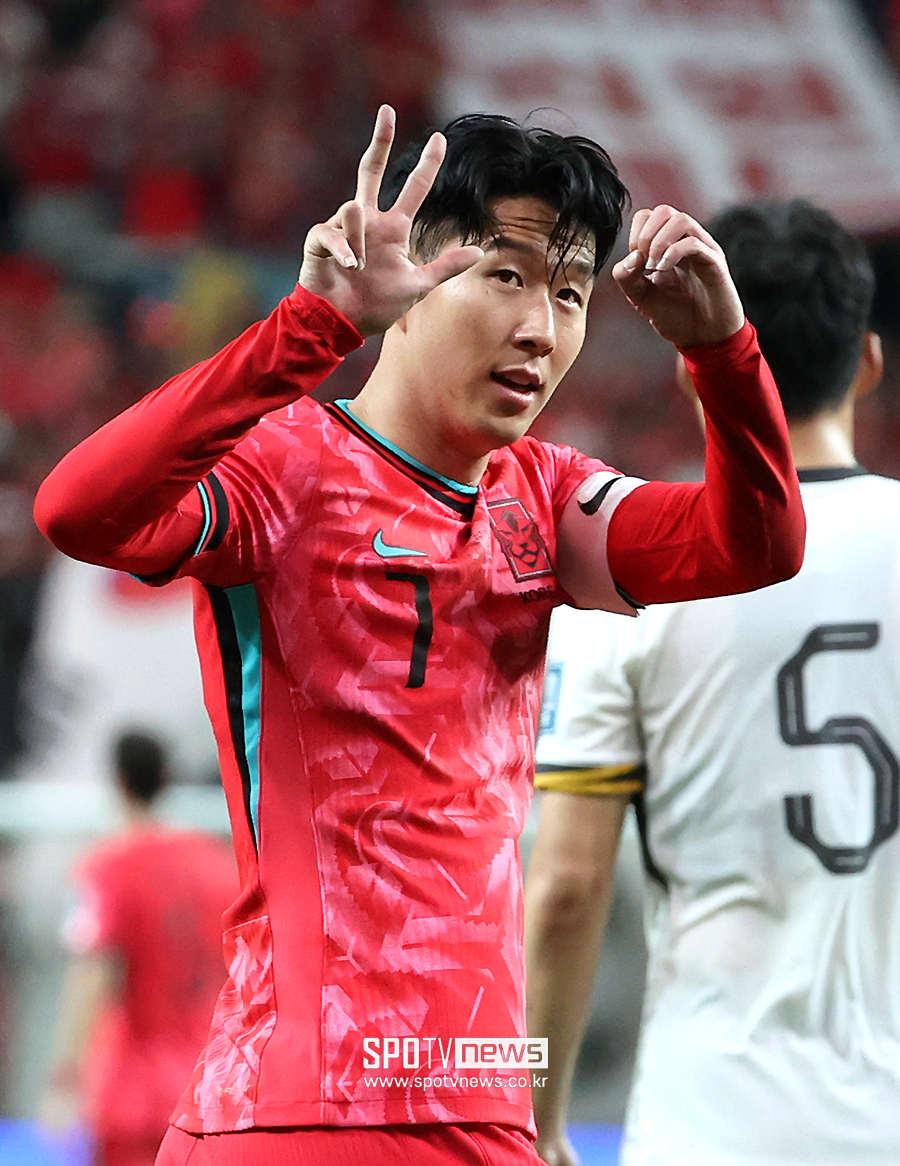 '손흥민 주장 박탈' 이런 소리 듣고 남을 필요 없다…"맨유, SON 리더십 만족 → 영입 총력전"