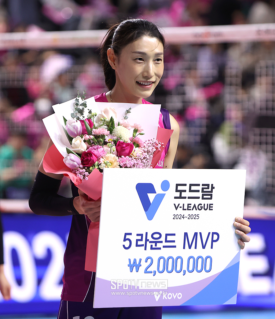 [포토S] '배구 여제' 김연경, 5라운드 MVP 선정