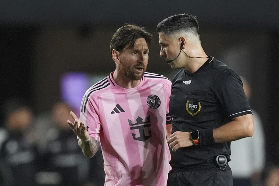 ▲ 미국프로축구 메이저리그사커(MLS)는 2024년 한 시즌 동안 최고의 활약을 펼친 선수에게 수여하는 랜던 도노번 MLS MVP 수상자로 리오넬 메시를 선정했다고 공식 발표했다. 선수와 미디어, 구단 투표가 반영된 선정 방식에서 메시는 합계 38.43%로 1위를 차지했다. ⓒ연합뉴스/AP