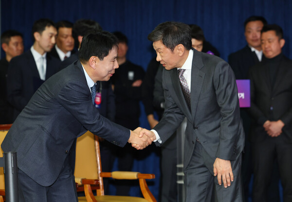 ▲ 함께 경쟁했던 신문선 후보와 악수하는 정몽규 회장(사진 위), 설동철 축구협회 노조위원장으로부터는 꽃다발을 받았다(사진 아래). ⓒ연합뉴스