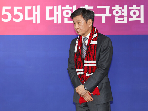 ▲ 정몽규 회장 앞에는 젊은 축구인과 나이가 있는 축구인의 세대 갈등부터 국민적인 비판 등을 극복해야 하는 과제가 놓여 있다. 또, 축구의 산업화를 확실하게 해놓아야 한다. 자금을 투입해 낙수 효과가 생겨야 진정한 산업화로 이어지는 것이다. ⓒ연합뉴스