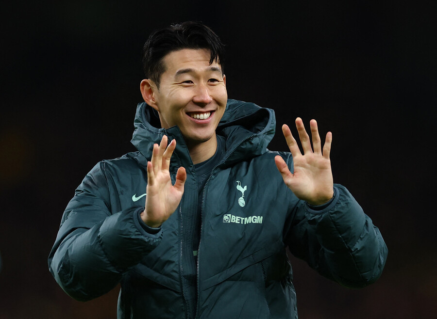 ▲ ESPN은 “포스테코글루 감독은 강한 압박과 빠른 템포를 강조하는 전술을 구사하며, 손흥민이 선호하는 플레이 스타일과 맞아떨어진다. 하지만 전술적 요구가 증가하면서 손흥민의 체력적 부담이 가중되었고, 시즌이 진행되면서 점점 더 피로가 누적되는 모습이 보였다”라고 짚었다. ⓒ 연합뉴스/AP