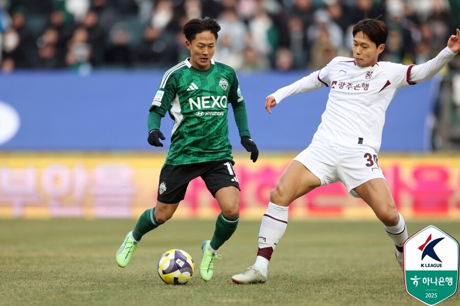 ▲ 광주FC전 이후 꽁꽁 얼어붙은 잔디 상태에 작심발언을 했던 이승우(왼쪽) ⓒ한국프로축구연맹
