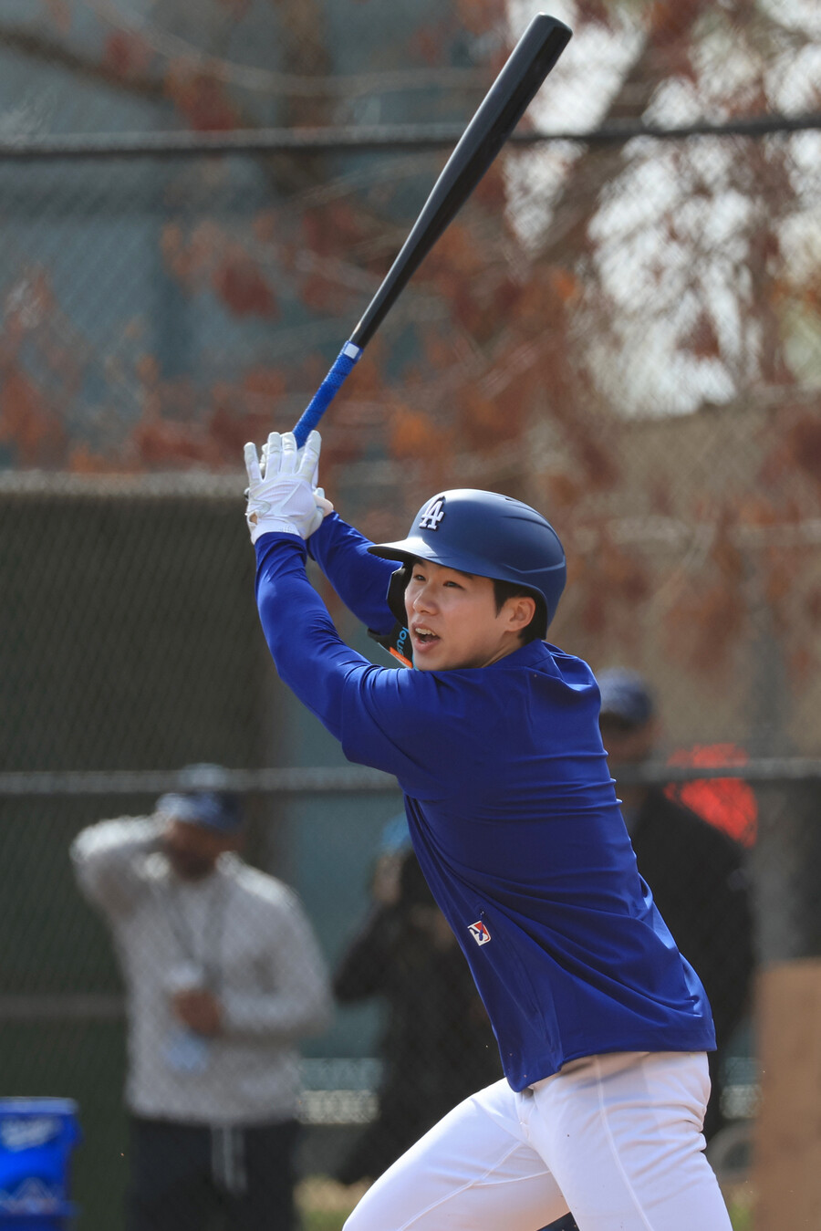 ▲ 미국프로야구 메이저리그(MLB) 첫 시즌을 준비하는 로스앤젤레스 다저스 김혜성이 다저스 스프링캠프가 열리고 있는 미국 애리조나주 글렌데일 캐멀백 랜치에서 라이브 배팅하는 가운데 땅볼 타구를 치고 있다 ⓒ연합뉴스
