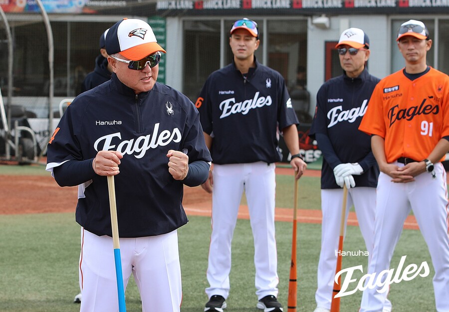 "팬들께 송구스러워" 김경문 감독 사과하게 한 연습경기 2패…감독은 '계기'를 말했다