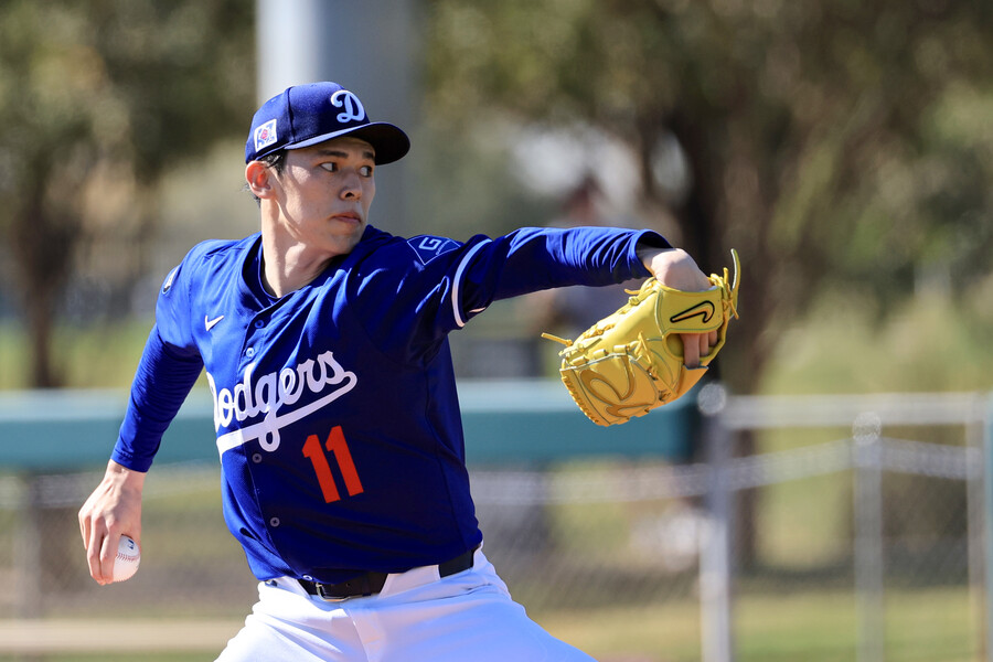 ▲ 미국프로야구 메이저리그(MLB) 첫 시즌을 준비하는 로스앤젤레스 다저스 우완 투수 사사키 로키가 2월 19일(현지시간) 다저스 스프링캠프가 열리고 있는 미국 애리조나주 글렌데일 캐멀백 랜치에서 라이브 피칭하고 있다. ⓒ연합뉴스