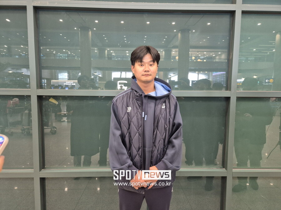 ▲ 롯데 손호영이 인천국제공항에서 인터뷰를 하고 있다. ⓒ윤욱재 기자