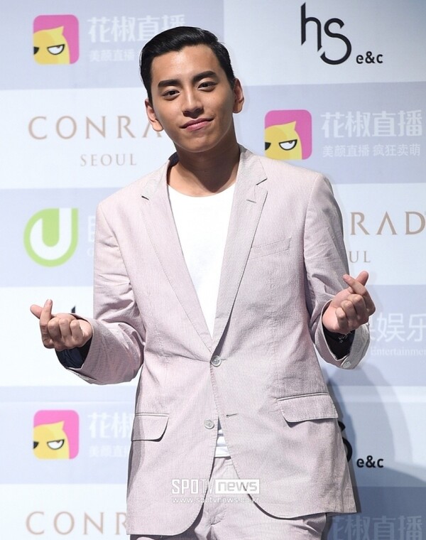 '살인미수' 왕대륙, 2억 내고 석방돼 웃으면서 귀가…비난 폭주[이슈S]
