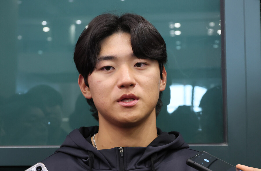 ▲ KIA 김도영이 스프링캠프를 마치고 5일 인천국제공항을 통해 귀국해 취재진과 인터뷰를 갖고 있다. ⓒ연합뉴스