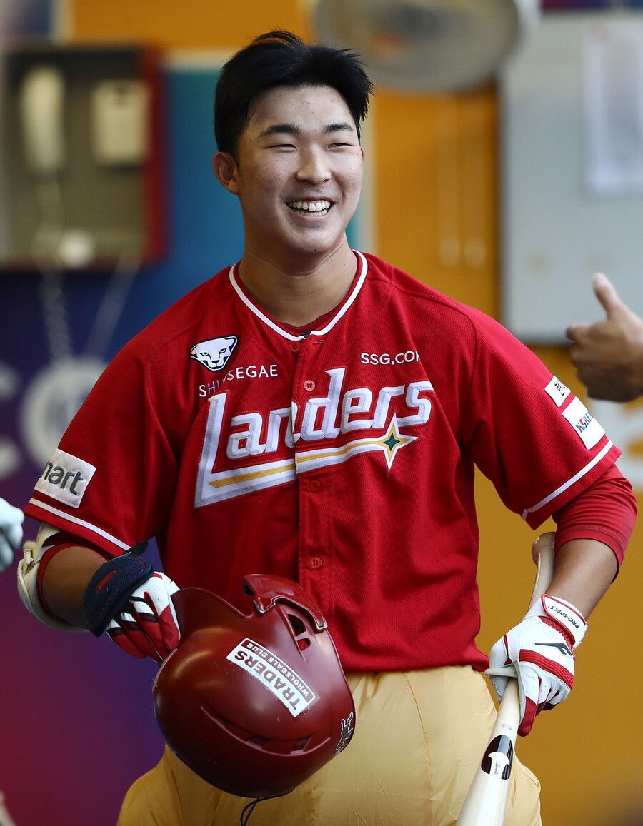 ▲ 이승민은 과제였던 수비가 많이 나아졌다는 평가를 받고 있고 타격 재능 또한 확실하다는 기대감을 모은다 ⓒSSG랜더스