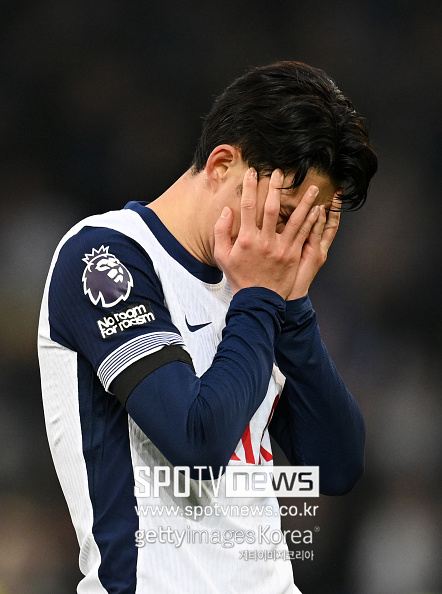 손흥민 평점 3점→고개 푹…끝내 10년째 무관할 듯, 토트넘 알크마르에 0-1 패배 