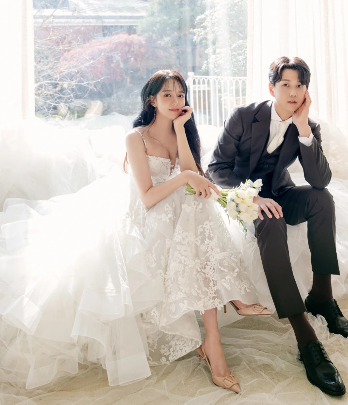 강은비, '17년 열애' ♥변준필과 웨딩사진 공개 "항상 뒤에서 지켜줘"