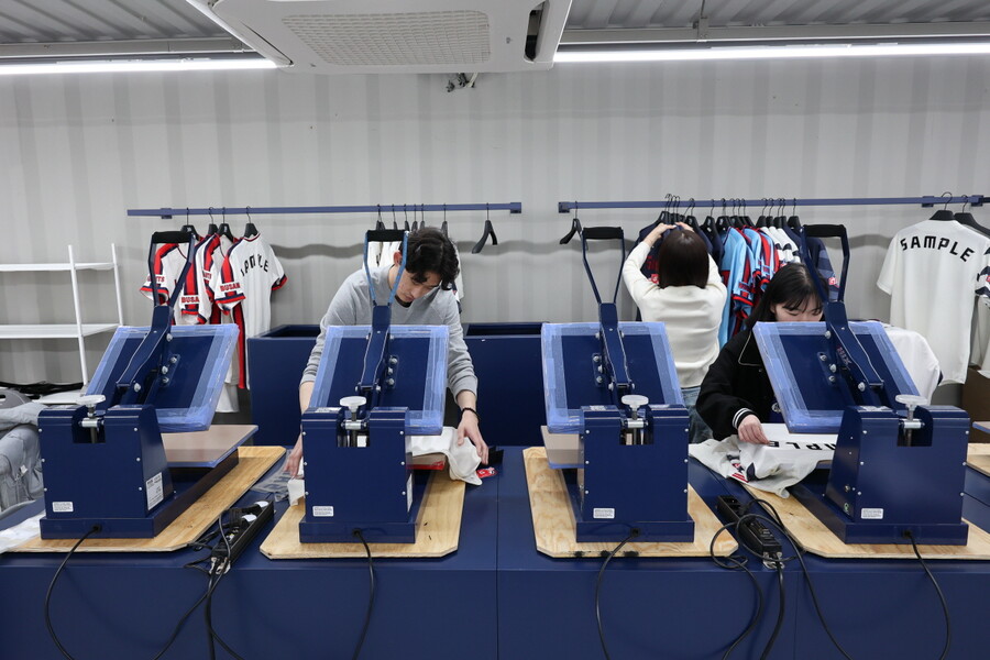 "롯데 유니폼 마킹, 현장에서 기다리지 않아도…" 사직구장 공식굿즈샵 새 시스템 눈길