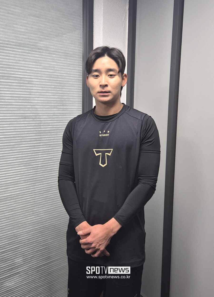 ▲ KIA 내야수 홍종표가 8일 부산 사직구장에서 열리는 롯데와의 시범경기를 앞두고 취재진에게 자신의 입장을 밝히고 있다. ⓒ윤욱재 기자