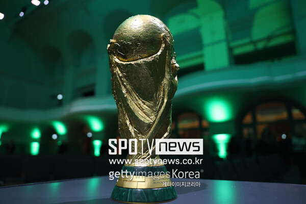 ▲ 국제축구연맹(FIFA)이 2030 월드컵을 64개국 체제로 치르는 것을 검토하고 있는 것으로 알려졌다. 중국과 인도의 인구를 합하면 약 24억 명으로, 전 세계 인구의 30% 이상을 차지한다. 두 나라가 월드컵 본선에 참가할 경우, 시청률과 경제적 효과는 상상을 초월할 것이라는 예상이 나온다.