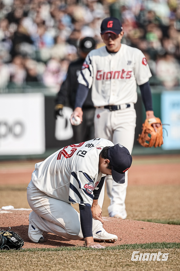 ▲ 롯데 구승민이 9일 부산 사직구장에서 열린 2025 KBO 시범경기 KIA 타이거즈와의 경기에서 김규성의 타구에 왼쪽 정강이뼈 안쪽을 맞고 고통을 호소하고 있다. ⓒ롯데 자이언츠