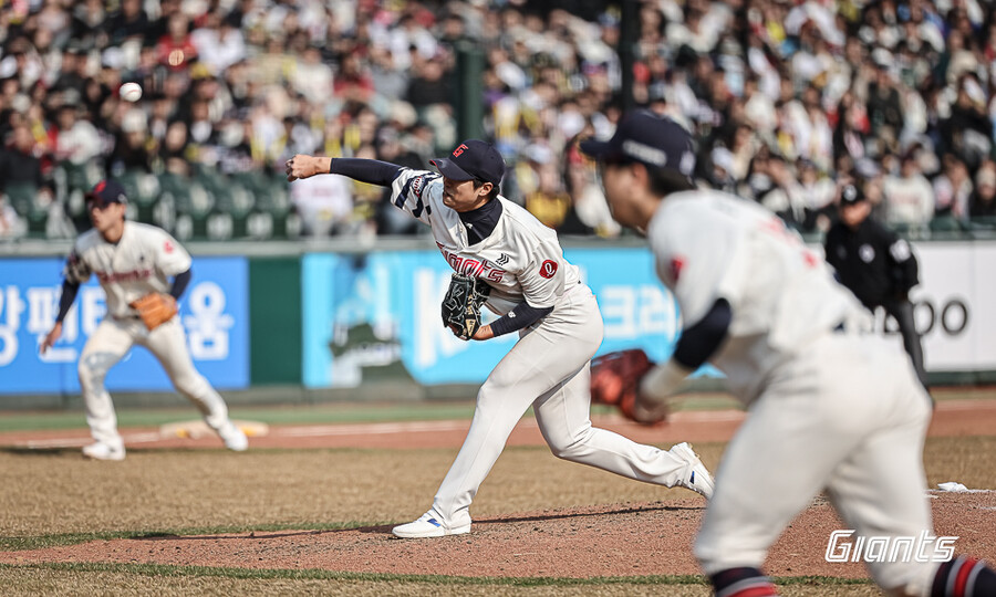 ▲ 롯데 구승민이 9일 부산 사직구장에서 열린 2025 KBO 시범경기 KIA 타이거즈와의 경기에서 투구를 펼치고 있다.  ⓒ롯데 자이언츠