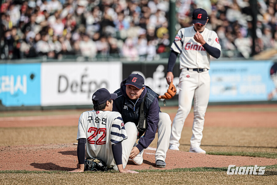 ▲ 롯데 구승민이 9일 부산 사직구장에서 열린 2025 KBO 시범경기 KIA 타이거즈와의 경기에서 김규성의 타구에 왼쪽 정강이뼈 안쪽을 맞았으나 큰 부상으로 번진 것은 아닌 것으로 보인다.  ⓒ롯데 자이언츠