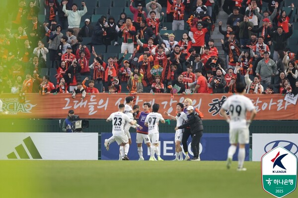 ▲ 전북 현대가 강원FC에 극장골을 내주며 0-1로 패했다. ⓒ한국프로축구연맹